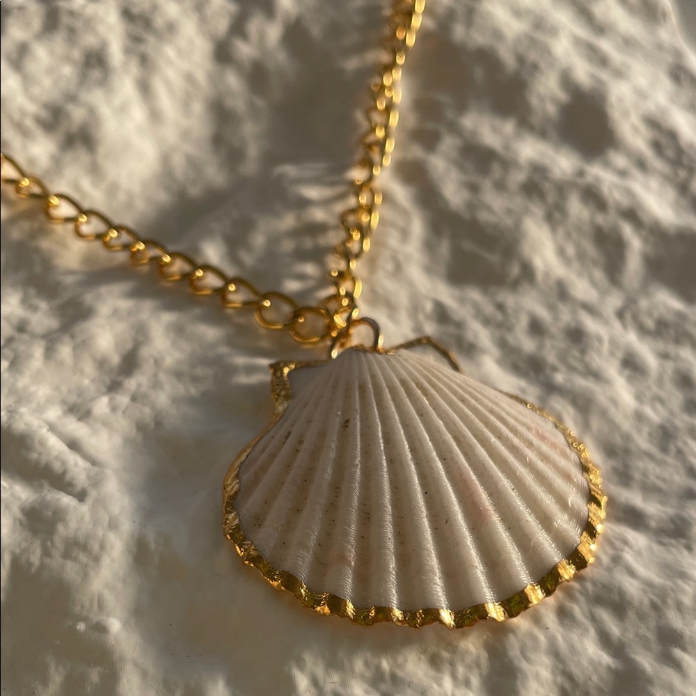 Hawaiian Gold Shell Pendant Necklace - Picture 2 of 2